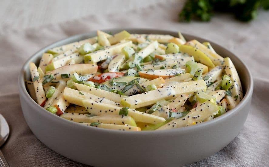 Легкий салат з яблуками та селерою за рецептом Євгена Клопотенка / фото: klopotenko.com