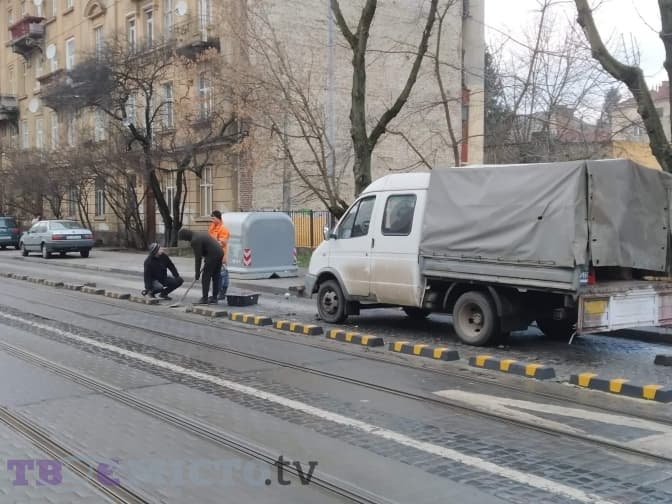 Чи пришвидшився рух трамваїв на Свєнціцького через делініатори. Дослідження Львівавтодору