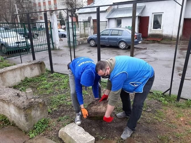 У дендропарку Ботанічного саду Лісотехнічного університету знайшли єврейські надгробки