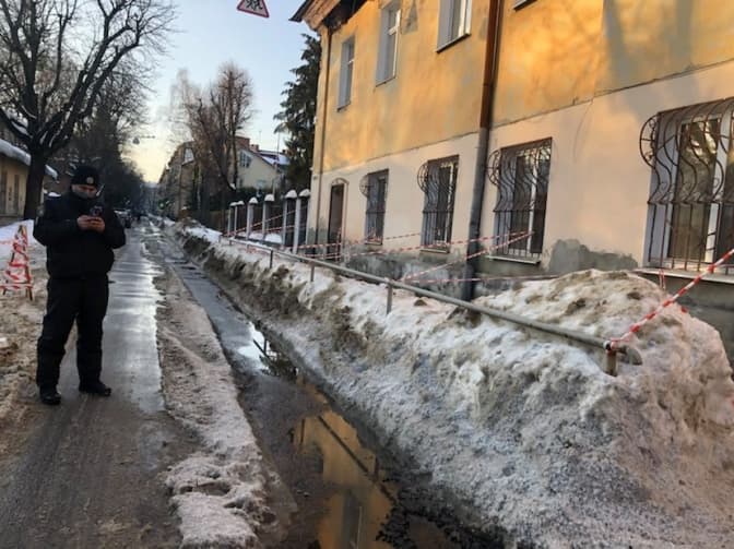 У львівській школі на вулиці Некрасова ремонтують дах і з'ясовують причину зсуву