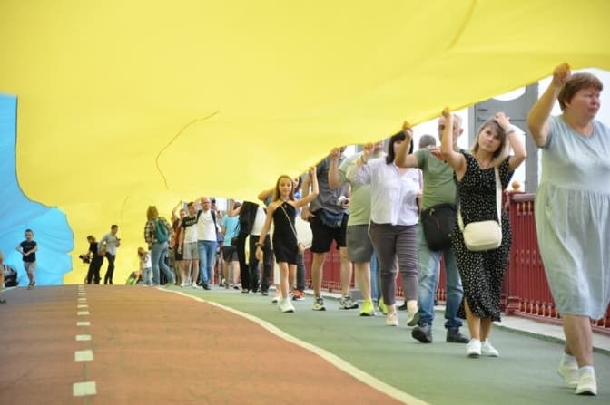 Лівий та правий береги Дніпра в Києві об’єднали прапором України. Фото