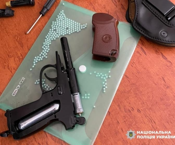 На Львівщині десятикласник приніс до школи пістолет