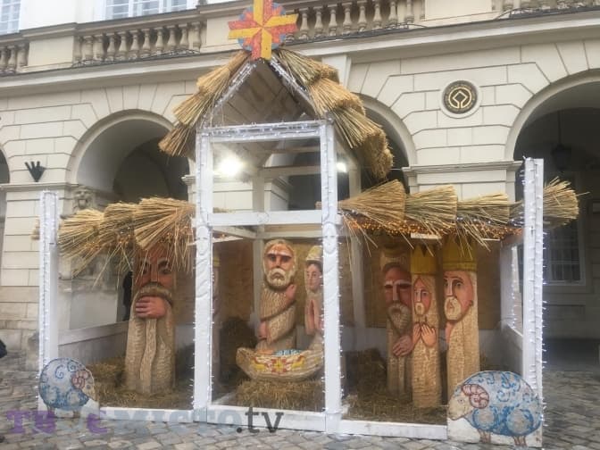 Фото дня. У центрі Львова встановили різдвяну шопку