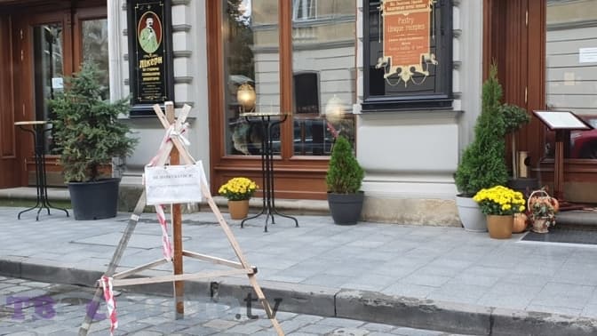 Стільці та фішки на дорозі, або Як паркуються львів’яни у місті