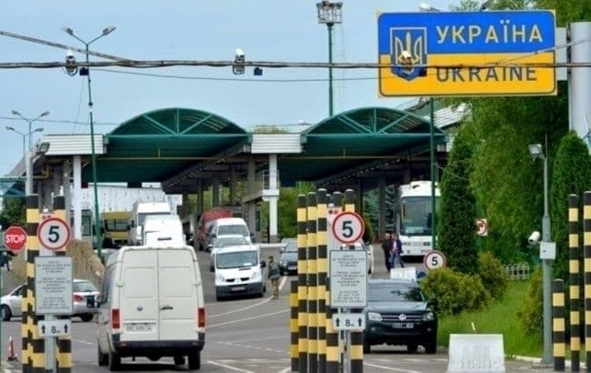 На кордоні з Польщею зупинилось понад 100 авто. Де найбільші черги