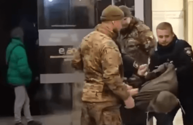 Військові з патрульними силою затримали чоловіка у Львові. Поліція пояснила ситуацію