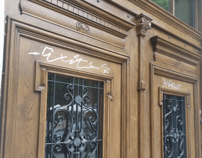 У Львові розмалювали фарбою недавно відреставровану браму