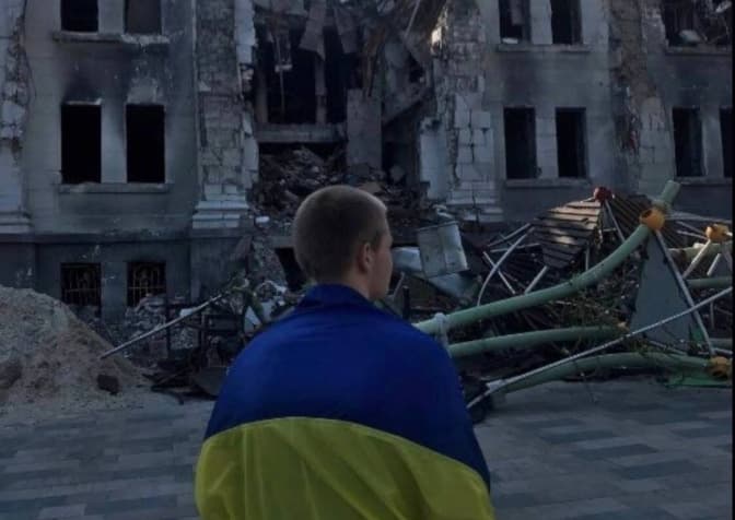 У Маріуполі юнак вийшов на площу біля розбомбленого Драмтеатру з українським прапором