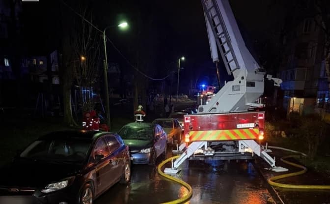 У Києві припарковані авто завадили рятувальникам дістатися до місця пожежі