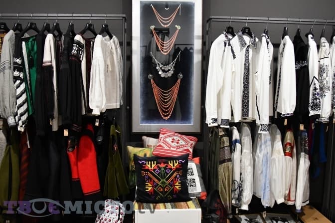 Вишиванка припала до душі. Як дизайнерка збирає у Львові колекцію вишитих сорочок з усієї України