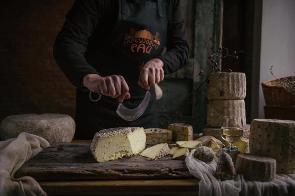 Нам бракує сиру для України. Як львівське подружжя варить сири у селі та вчить цього дітей