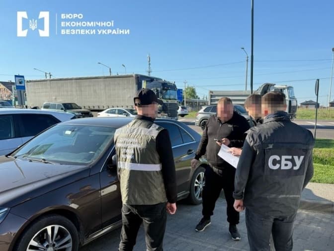 Контрабанду авто під виглядом гуманітарної допомоги викрили на Львівщині