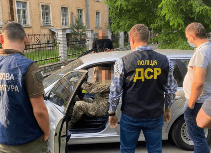 Офіцера Академії сухопутних військ затримали на хабарі 1200 доларів