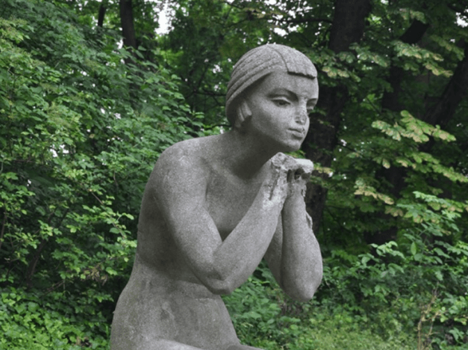 У парку «Високий замок» демонтували скульптуру. Її покажуть на виставці