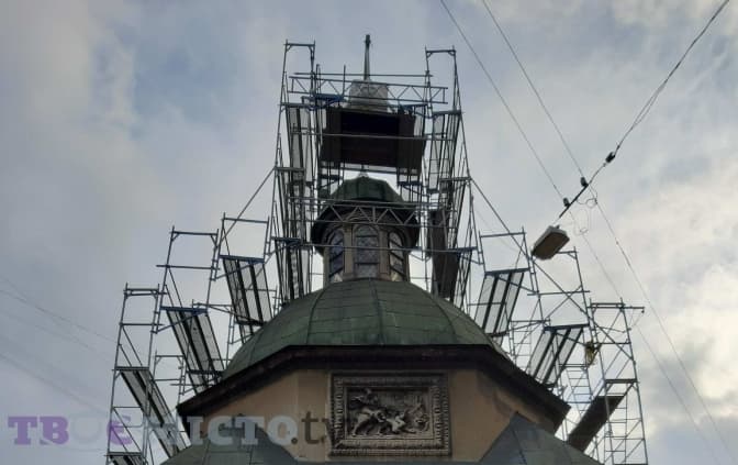 Скульптуру Скорботного Христа забирають на реставрацію. Фото дня