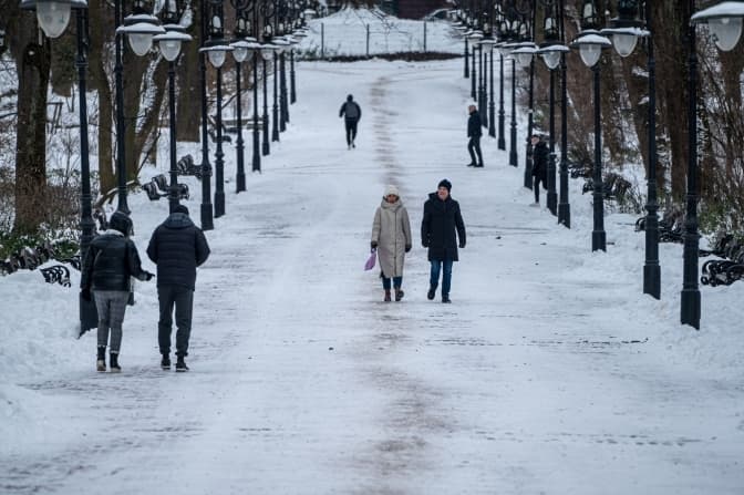 Сьогодні мешканців Львівщини попереджають про ожеледицю на дорогах