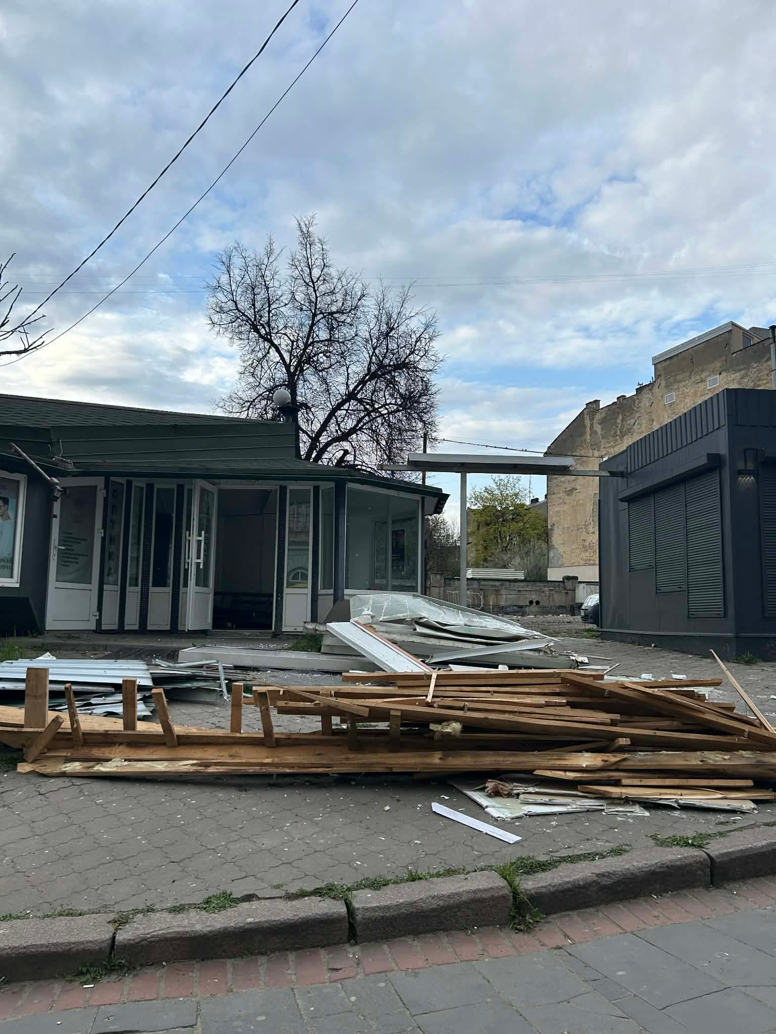 Демонтаж МАФів на місці "Добробуду" відбувається повільно, але впевнено