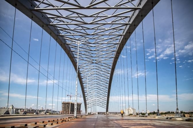 Керівник КП, яке брало участь у будівництві Подільського мосту, отримав підозру