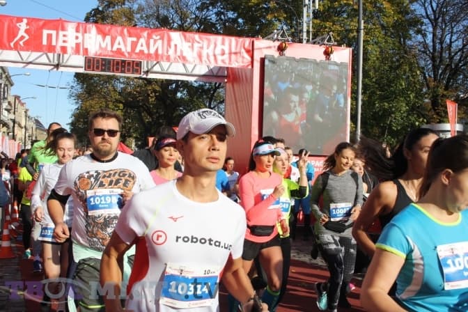 Щасливим можна бути в будь-якому віці. Як минув перший напівмарафон «Нової пошти» у Львові