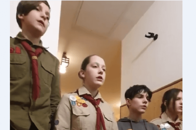 «У нас тепер нема дому». Діти-пластуни, яких врятували з-під обстрілів, підтримали тих, хто далі під окупацією