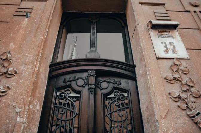 Брама з плющем. У центрі Львова відреставрували ще одні старовинні двері