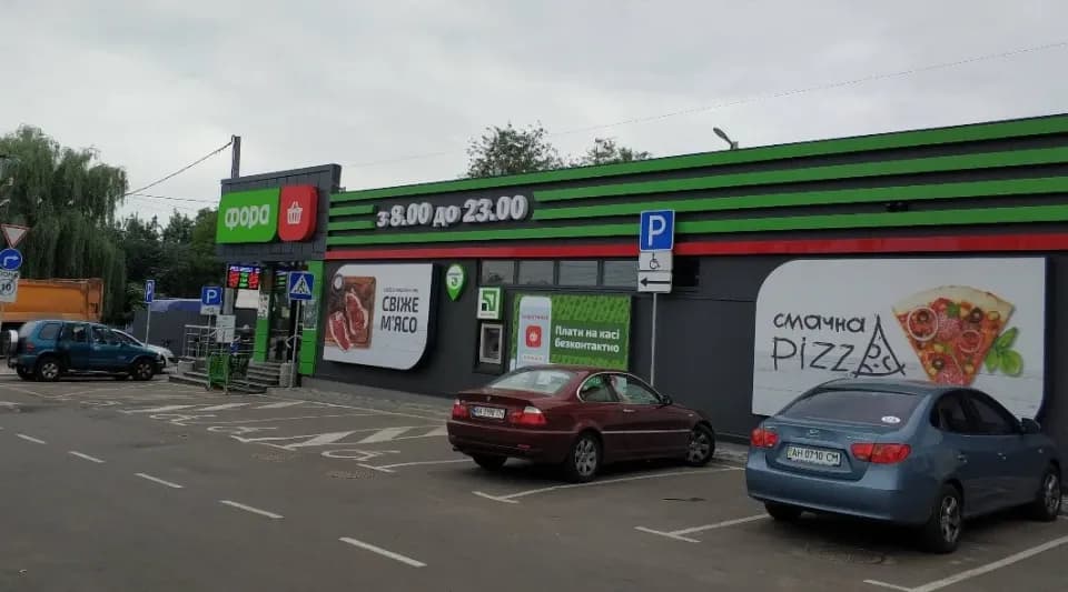 Поліція Київщини перевіряє інформацію про вбивство собаки охоронцем супермаркету в Гостомелі