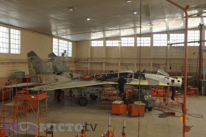 У Львові показали, як ремонтують літаки-винищувачі. Фоторепортаж