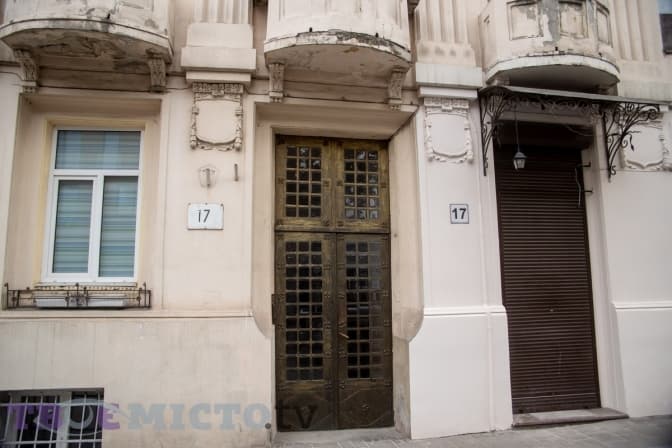 Як у Львові оновили унікальну браму в будинку, де жила дружина Грушевського