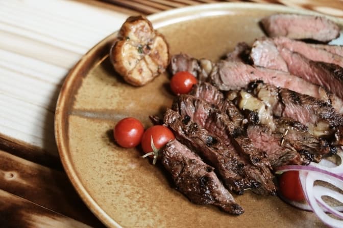 Пива, м’яса та видовищ. У Львові в історичному місці запрацював новий м’ясний паб