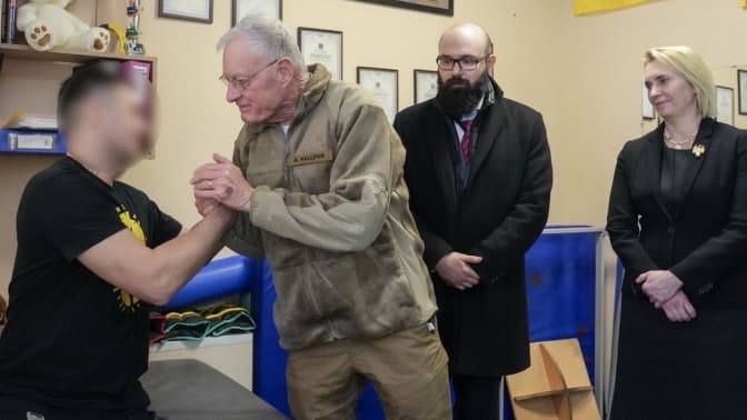 Спецпосланець Трампа Кіт Келлог відвідав поранених українських військових в Ірпені