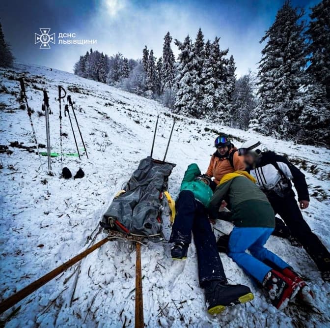 На Львівщині на гірськолижному схилі травмувався 77-річний лижник