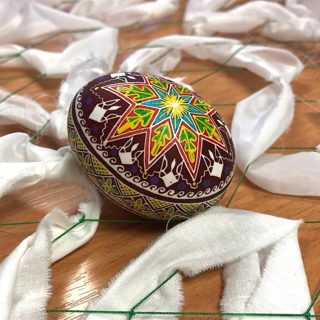 Писанка "Волонтерка" з українським тризубом Аліни Лесичної