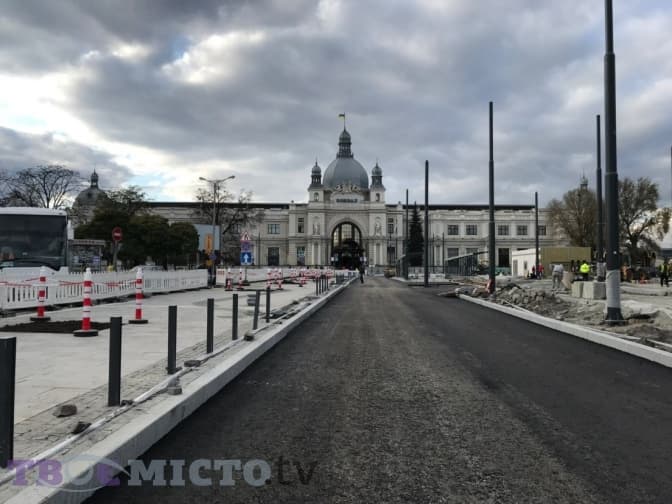 На площі Двірцевій проклали асфальт та встановили лавки. Фото, відео