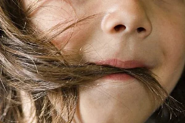 У Львові лікарі видалили 35-сантиметровий клубок волосся зі шлунка 13-річної дівчинки