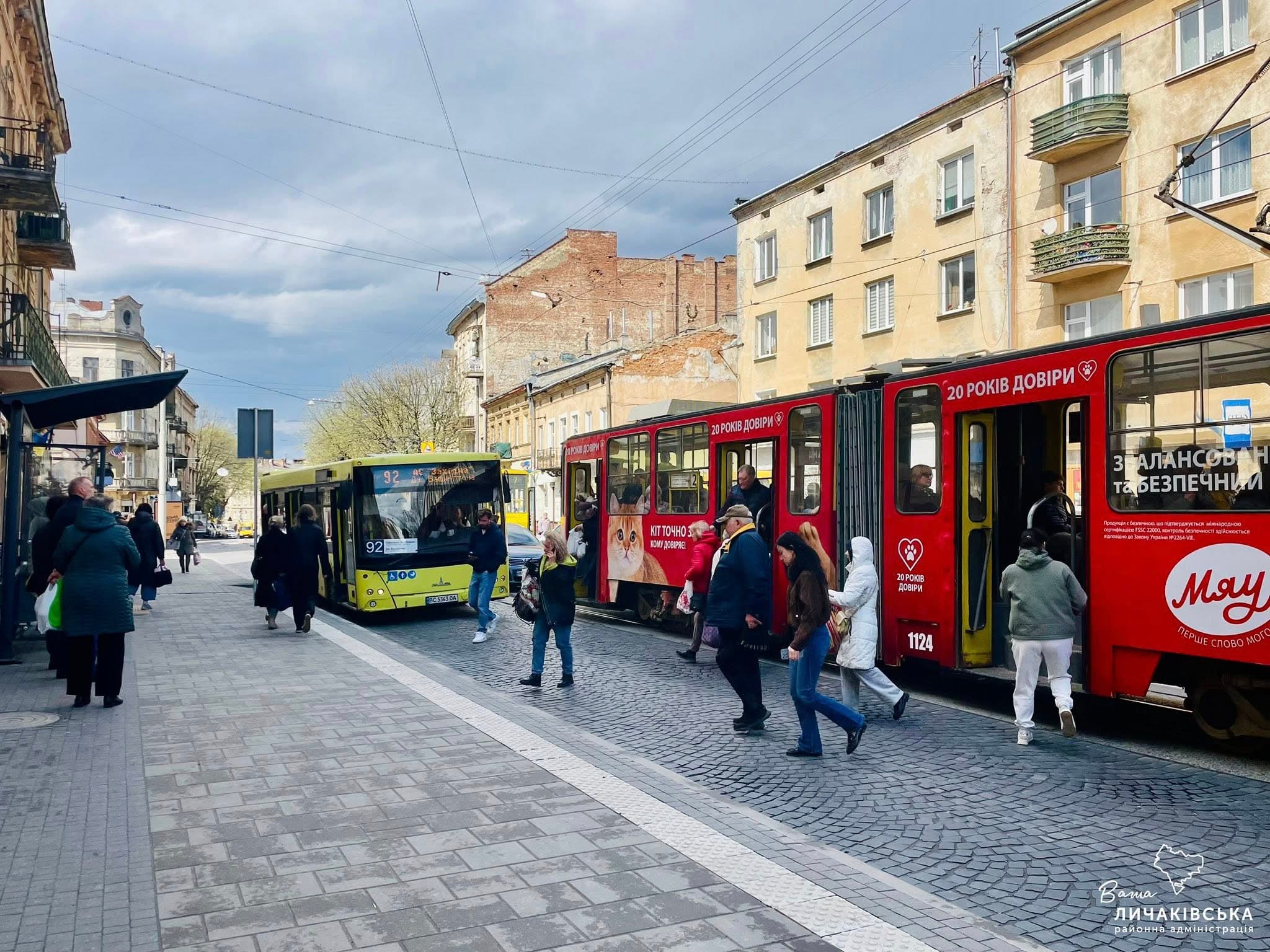 Фото: оновлений тротуар на зупинці «Медичний університет»/Личаківська РА