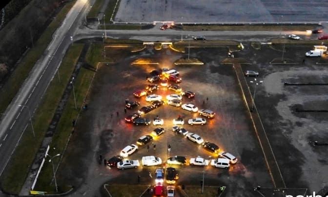 На Арені Львів «збудували» ялинку з 40 автомобілів. Фото