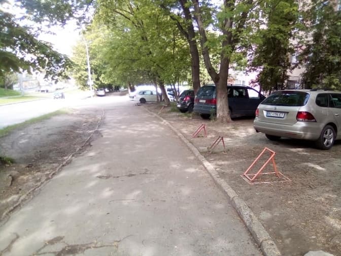 На вулиці Сахарова на газоні влаштували хаотичну парковку. Власників шістьох авто оштрафували