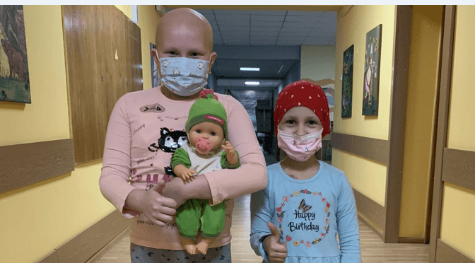 Лікарі медцентру у Львові збирають кошти для онкохворих діток. Як допомогти