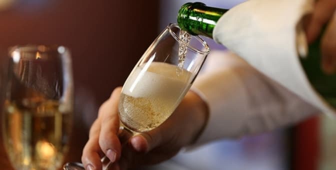 В Україні подорожчають ігристі вина