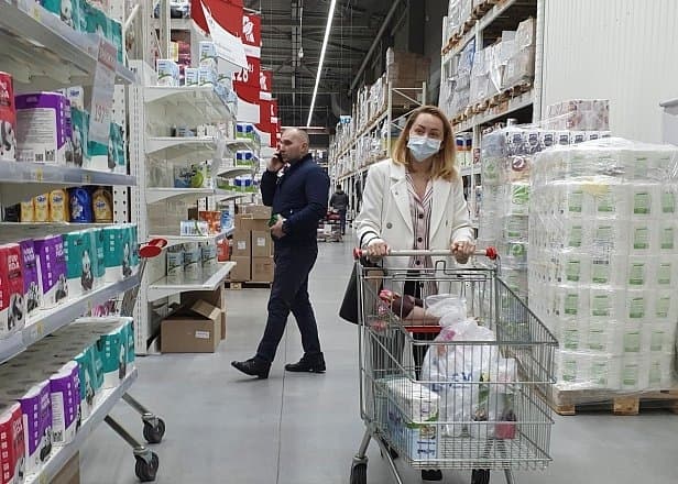 Чи пускають без масок у львівські супермаркети. Відео