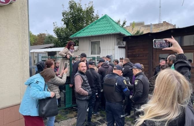 У центрі Львова демонтують паркан, який встановили самовільно