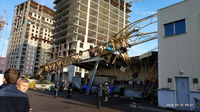 На Сихові будівельний кран впав на супермаркет. Фото
