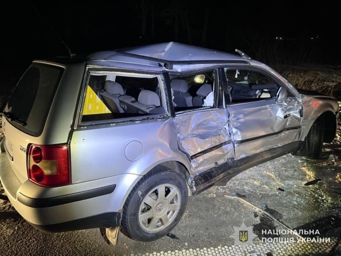На Львівщині сталася ДТП з вантажівкою: водія і пасажирів легковика госпіталізували