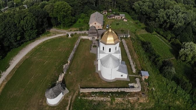 На Львівщині археологи знайшли кам’яні стіни та кераміку, яким кількасот років