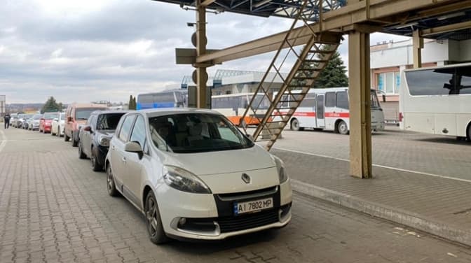 На кордоні з Польщею на в'їзд до України утворилися величезні черги