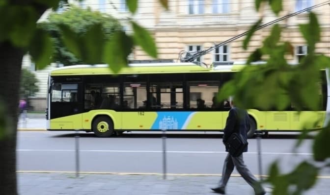 Через підтоплення у Залізничному районі Львова один із тролейбусів тимчасово курсує зі змінами