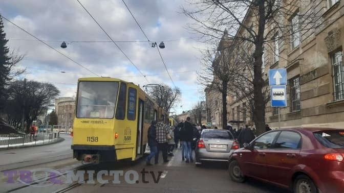 Ситуація на дорогах Львова. Біля Академії мистецтв затор із трамваїв