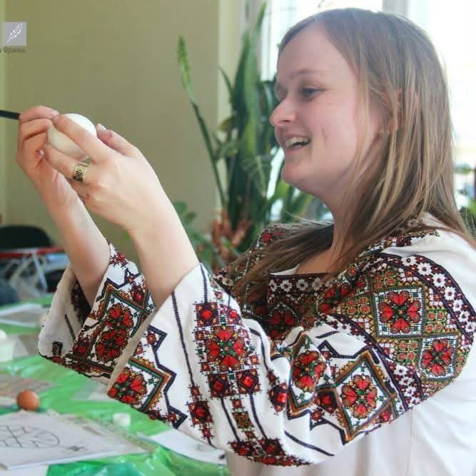 Ірина Кметь писанкує