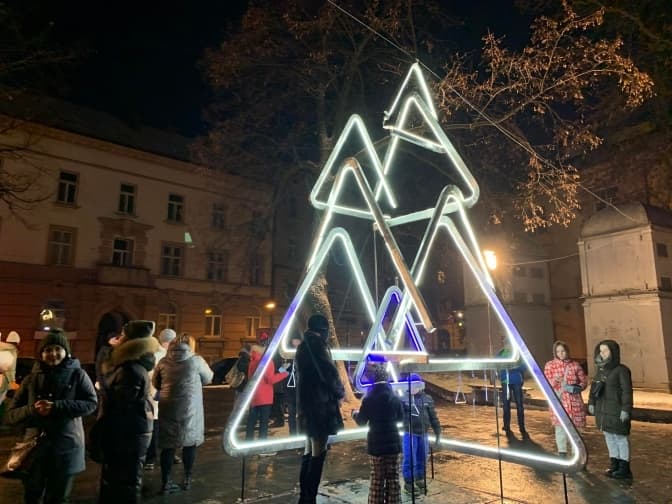 У Львові на площі Маланюка відкрили нову Різдвяну локацію. Фото, відео
