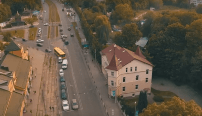 Відео дня. Як виглядає будинок на Сахарова, який хочуть знести. Аерозйомка